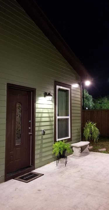 Fairgrounds Apartment | 0.2 Miles From Festivals/City Park/Fairgrounds, Sleeps 4, Pets/kids OK brand new