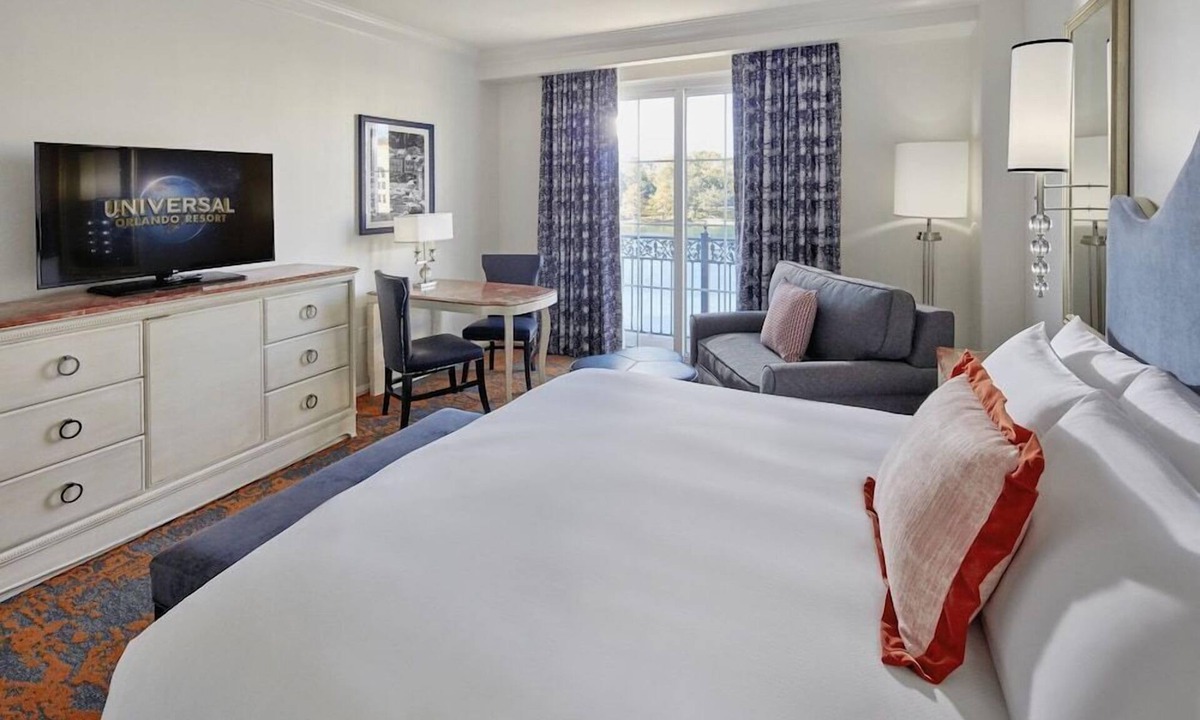 Florida Center Hotel | 1-Bedroom Suite at a 4⭐️ Hotel