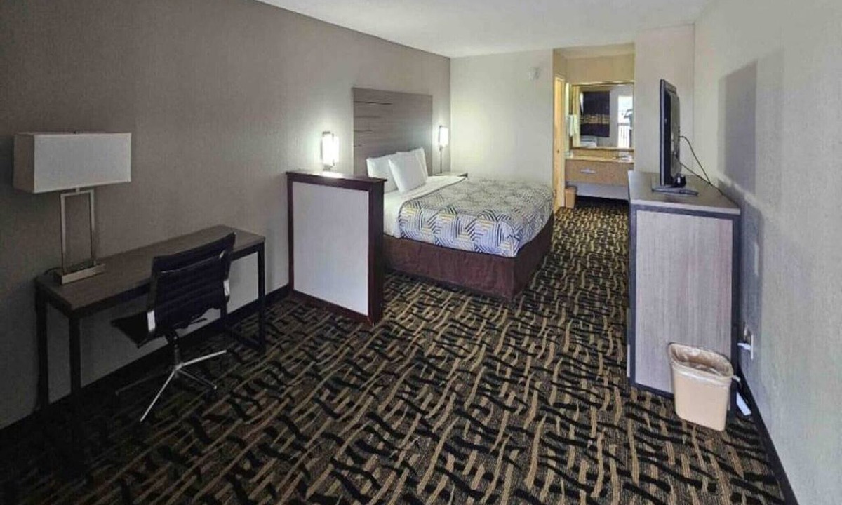 Jackson Apartment | 1 King Bed | Non-Smoking, Micfridge