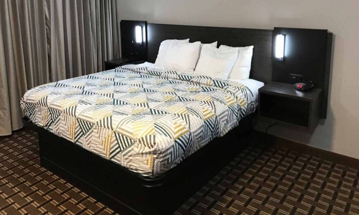 Tupelo Apartment | 1 King Bed | Non-Smoking, Micfridge