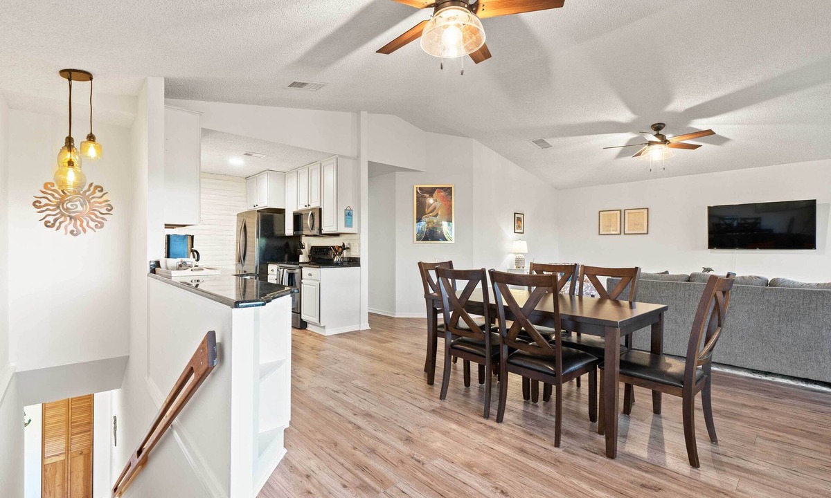 Butler Beach Cottage | < 1 Mi to Butler Beach! Group Escape w/Hot Tub
