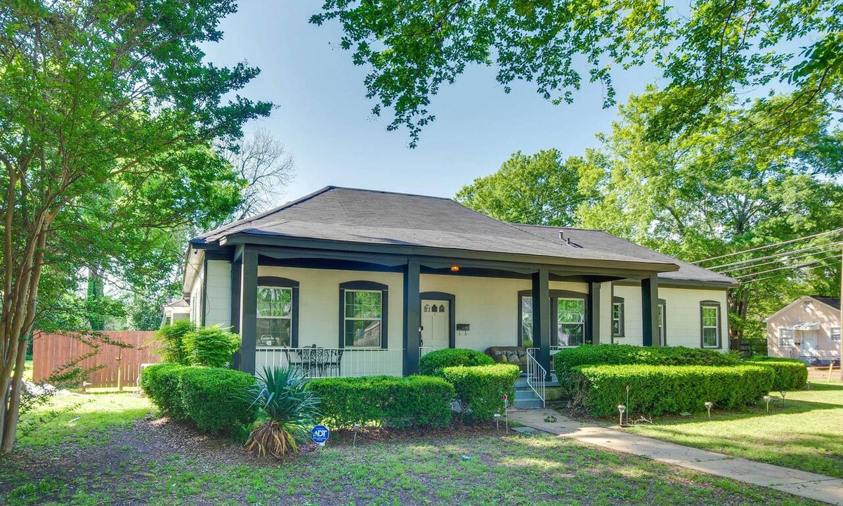 Greenwood House | 1 Mi to Dtwn! Family-Friendly Retreat in Greenwood