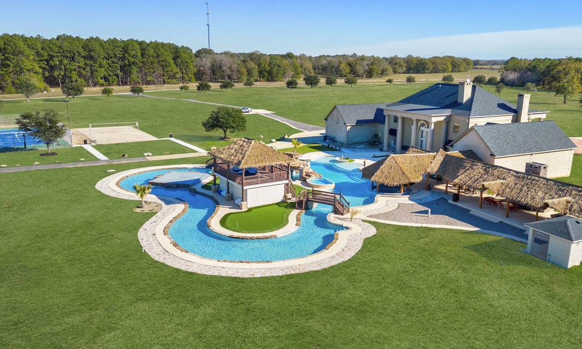 Voth House | 100+ acres sleeps 30, pool, lazy river, hot tub, bball, tennis, and more