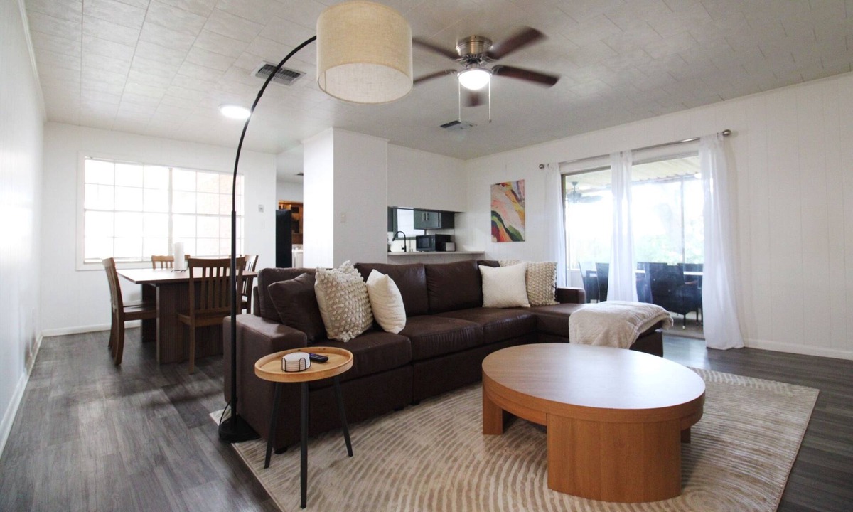 Houma House | 15% ALL OF JULY! Spacious Screened- In Porch Perfect for Group Stays