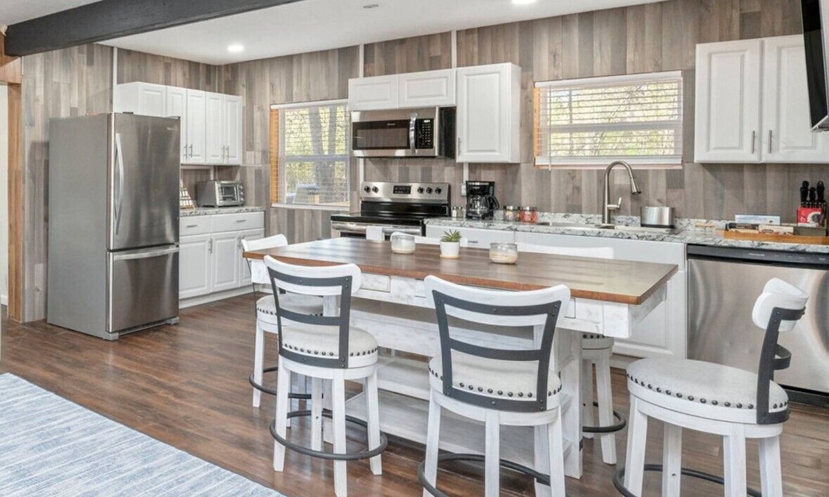 Holmes County Cabin | 15 mins from Vortex Spring, 1 hr. from best beaches in the world 10 acre getaway