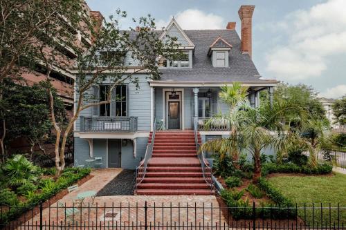 Touro House | 18 bedroom Garden District Mansion Shared Pool