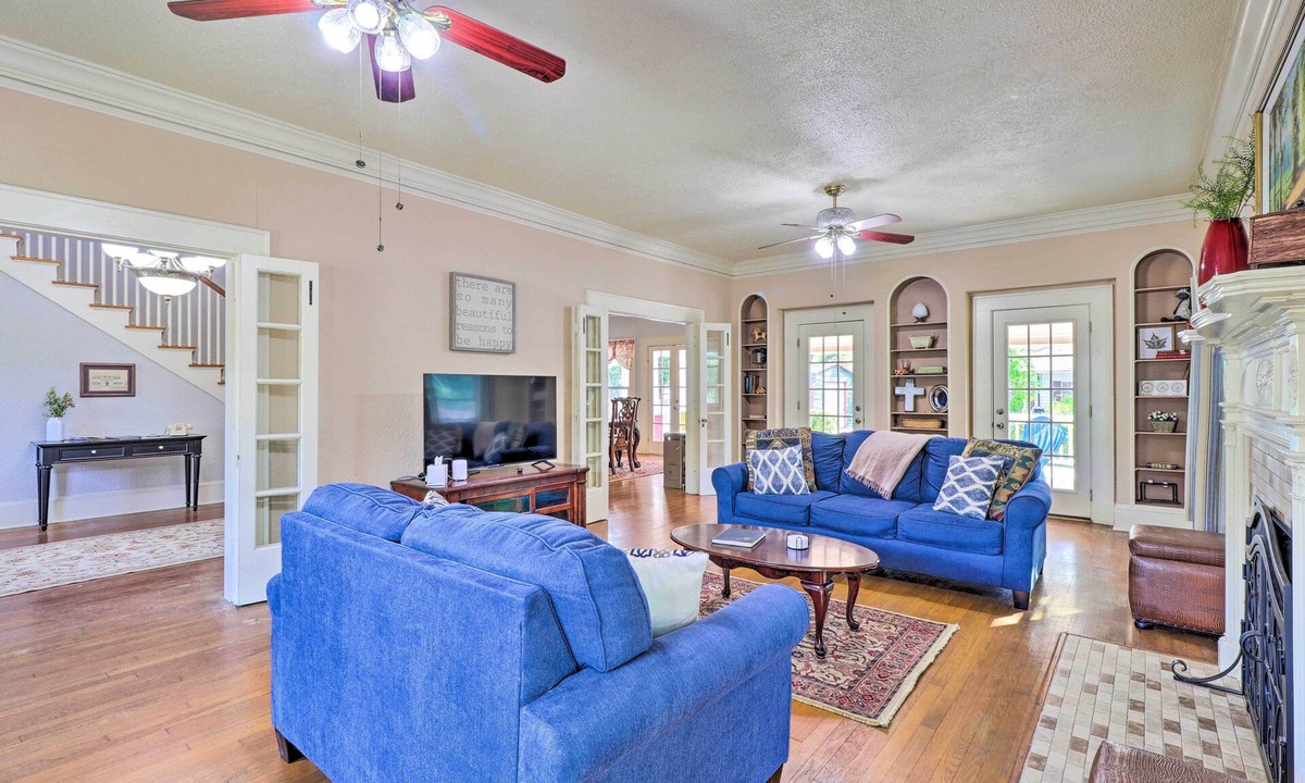 Corsicana House | 1920s Corsicana Home: Group Getaway Near Downtown!