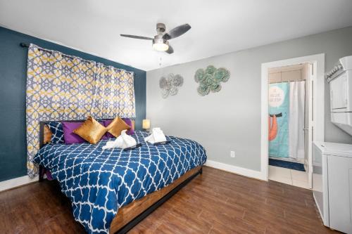 Braeswood Place Apartment | 1BR King Bed Apt, Free Park Close to Medical Center