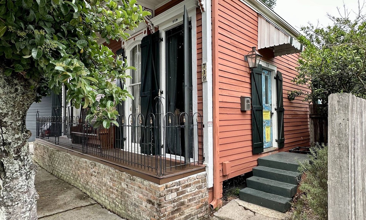 West Riverside Apartment | 2 BD Uptown off Magazine St w pool & patio