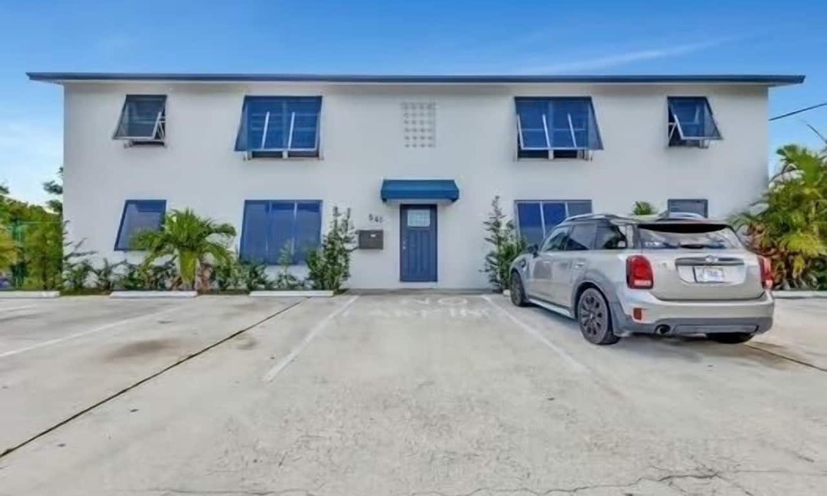 Riviera Beach Apartment | 2 bedroom apt, 1st floor enjoy baseball WiFi close to the Beach & Rapids