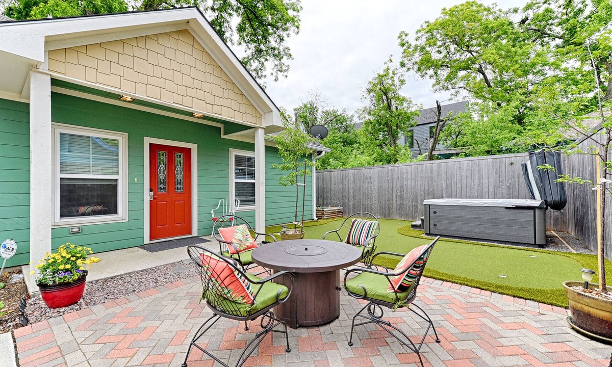 Oak Cliff House | 2 BR Bishop Arts District House, Hot Tub, Putting Green, Gardens