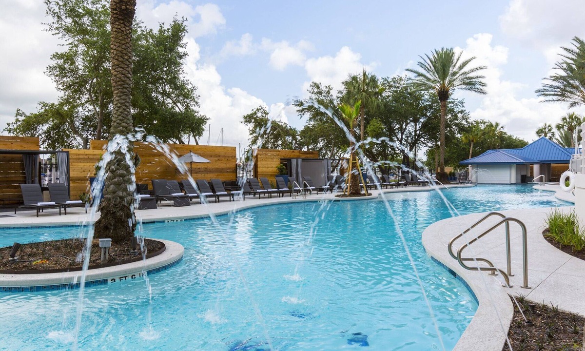 League City Hotel | 2 Family-Friendly Rooms with 2 Swimming Pools Near League City Attractions