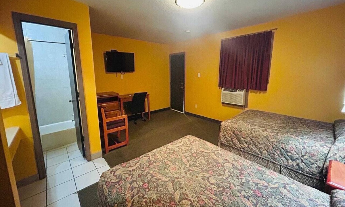 Sulphur Apartment | 2 Full Beds Non-Smoking