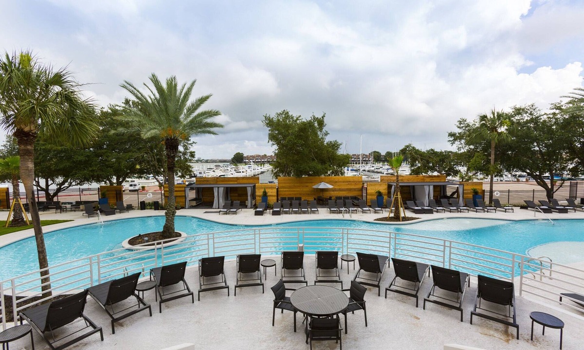 League City Hotel | 2 Gorgeously Furnished Rooms Near NASA and the Lively Kemah Boardwalk