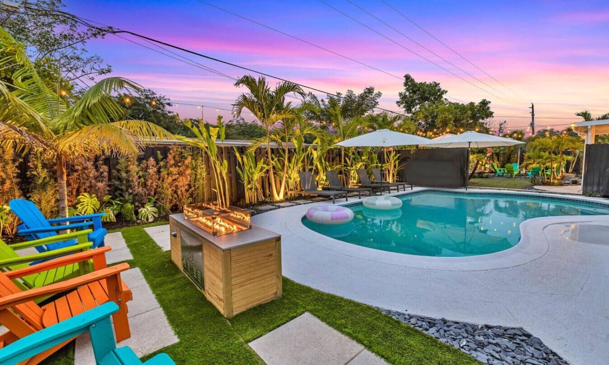 Plantation House | 2 Homes Together, HTD pool, Jacuzzi, Fire pit