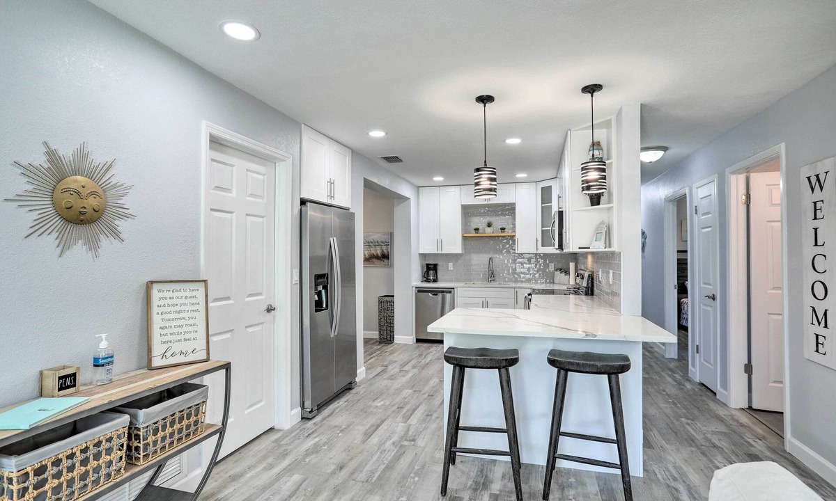 Largo Cottage | 2 Mi to Beach: Home w/Screened Porch in Largo
