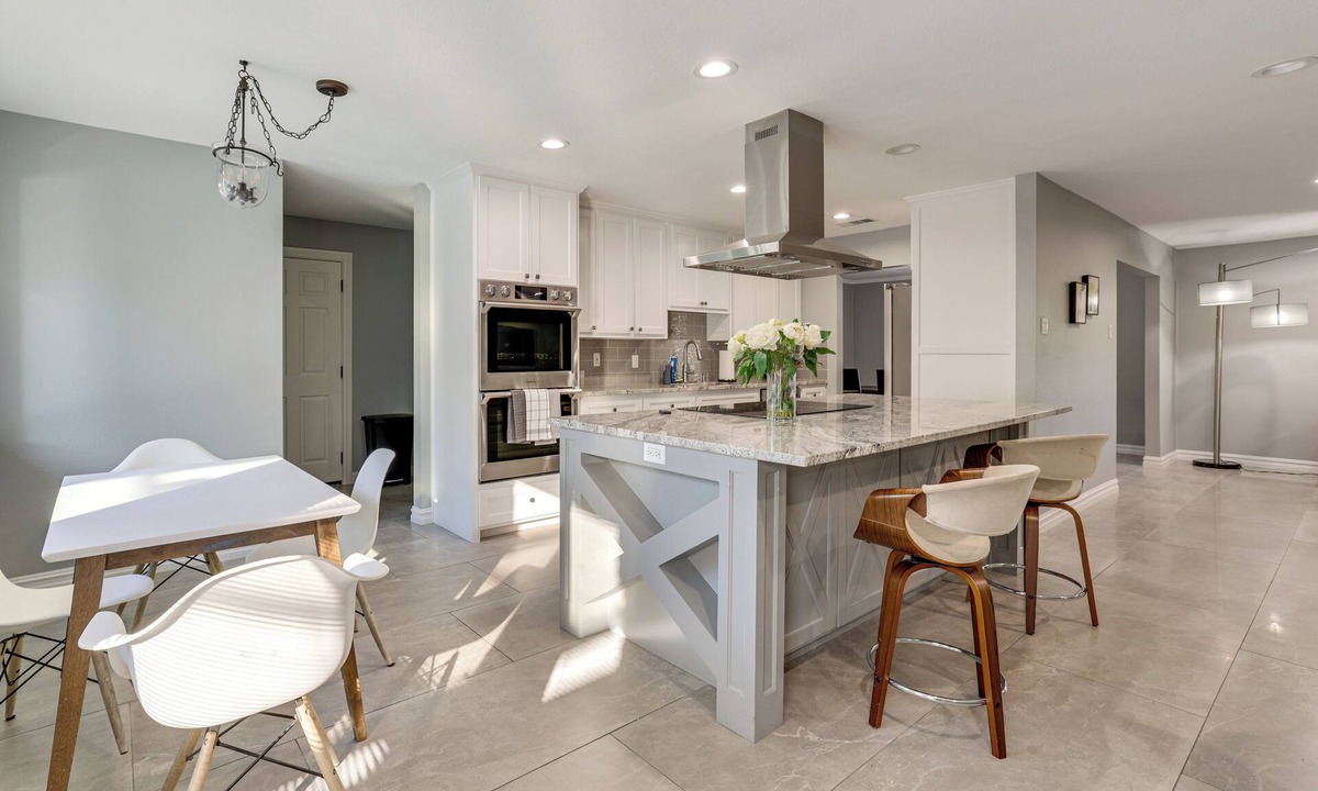 Northwest Dallas Cottage | 2 Mi to Galleria Dallas: Group Retreat w/Yard!