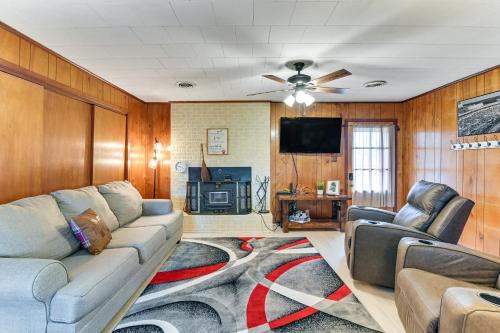 Starkville House | 2 Mi to MSU Campus! Family Abode w/Spacious Yard