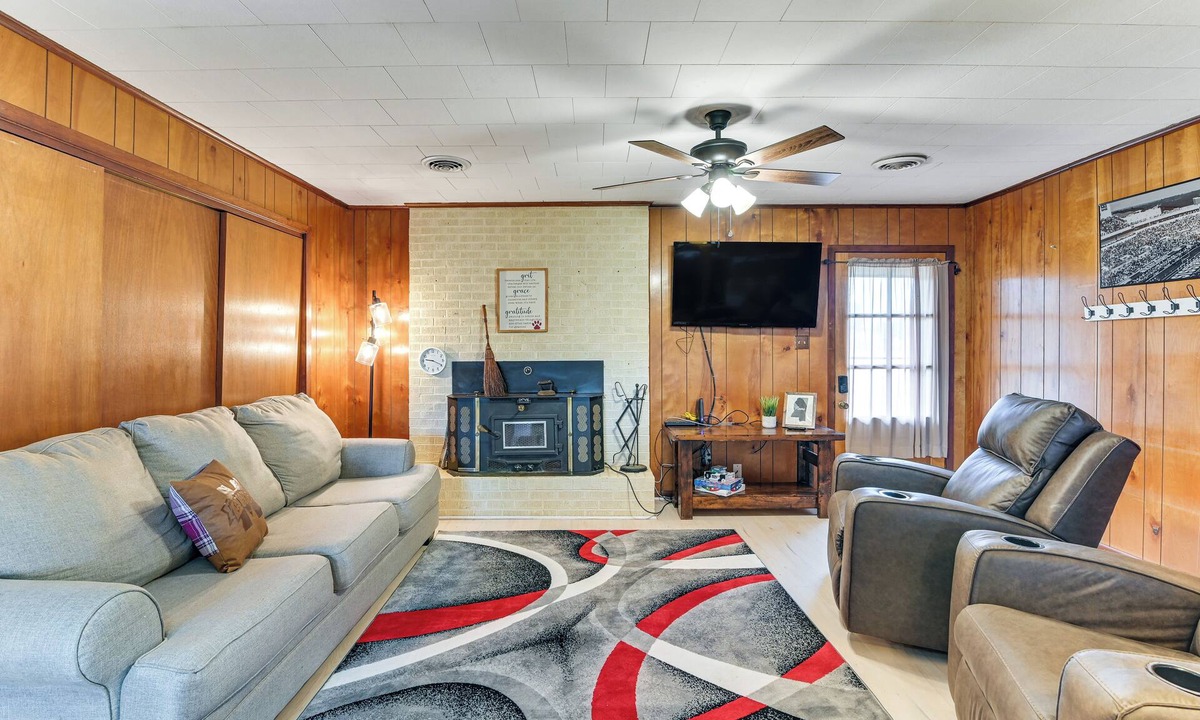 Starkville House | 2 Mi to MSU Campus! Family Abode w/Spacious Yard