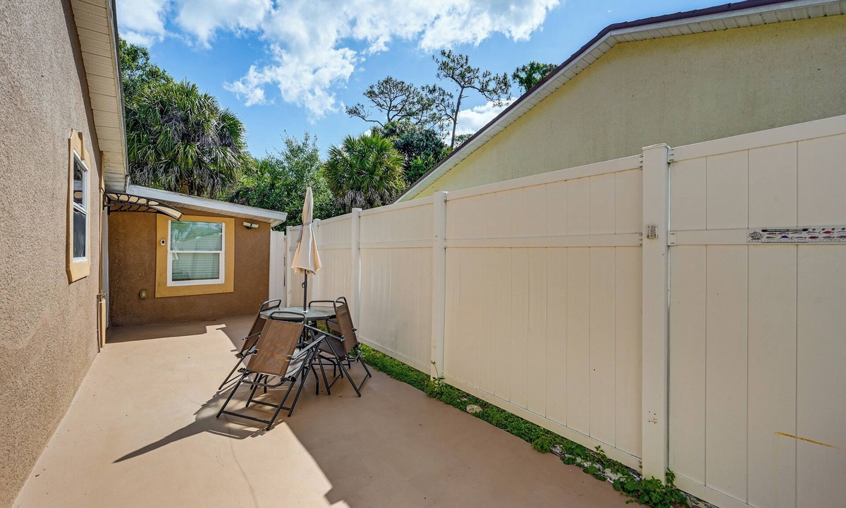 Naples Cottage | 2 Mi to Public Pool! Cozy Naples Cottage w/Patio
