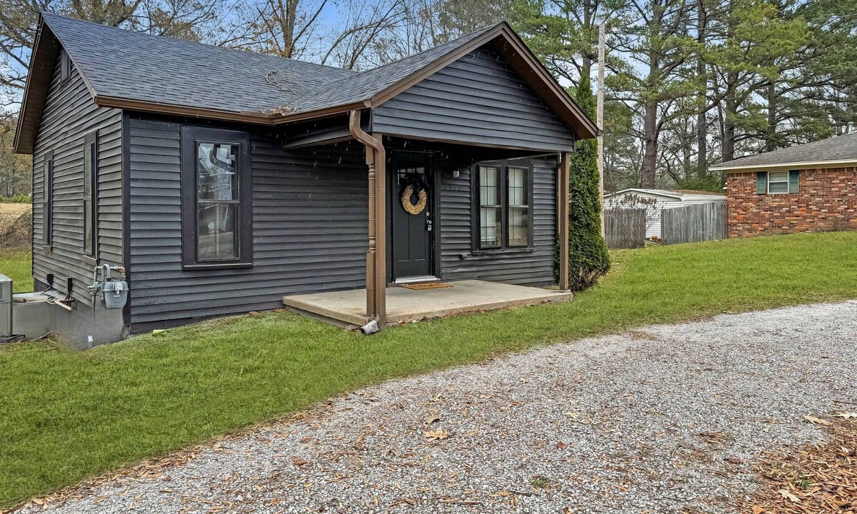 Tupelo House | 2 minutes from Elvis's Birthplace 5 miles from downtown Tupelo MS.