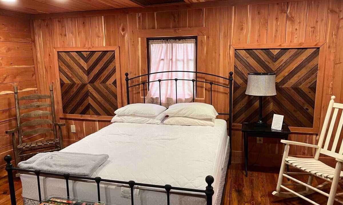Clinton House | 2 of 3 GuestQuarters & 35 Min to U of Alabama