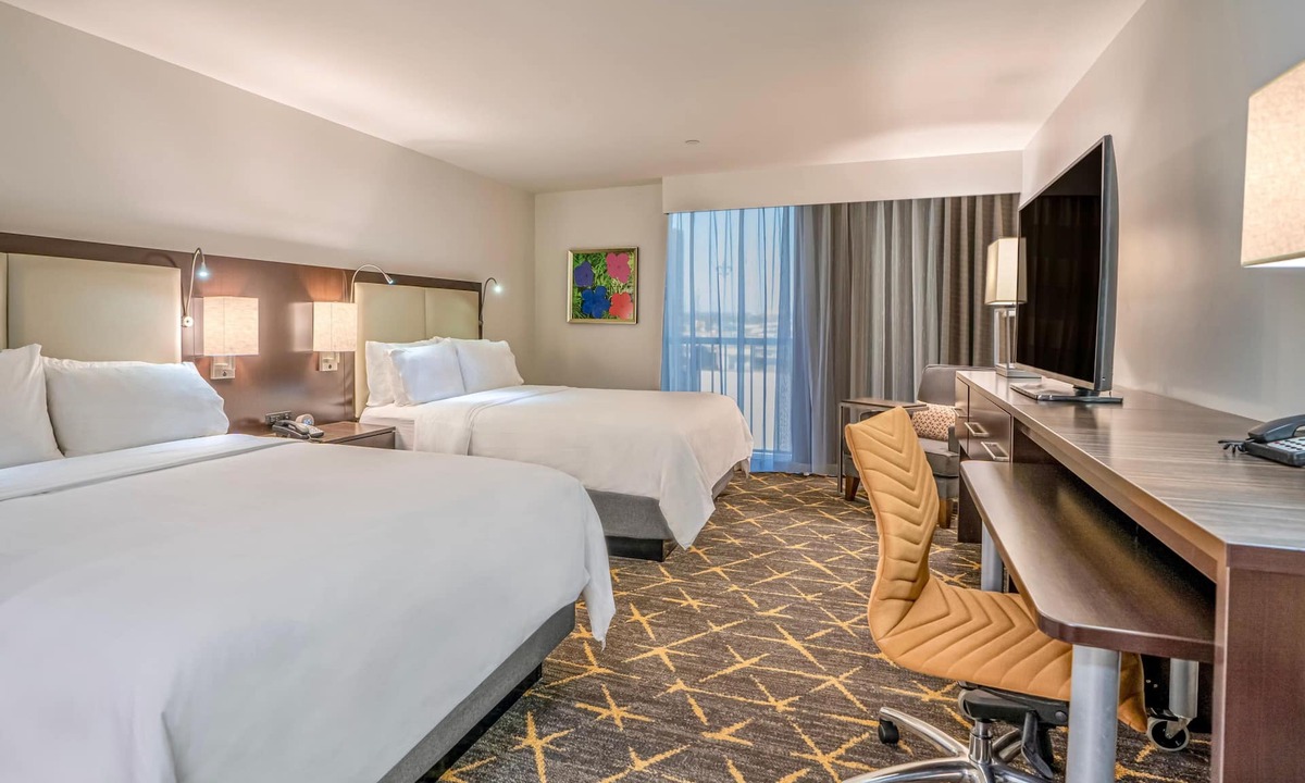 Faubourg Delassize Hotel | 2 Queens Std Room, Holiday Inn – City Views, Prime Location Downtown