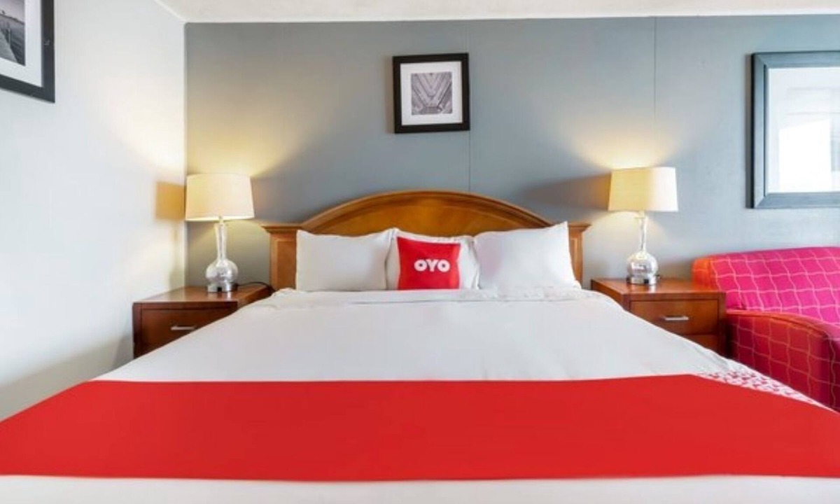 Jennings Hotel | 2 Road Trip-Ready Pet-Friendly King Bedroom Near Fishing and Dining Spots!