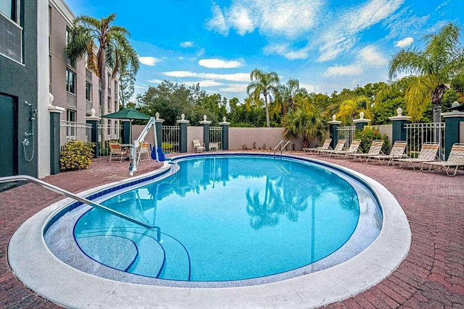 Naples Hotel | 2-Star Hotel ∙ La Quinta by Wyndham Naples Downtown