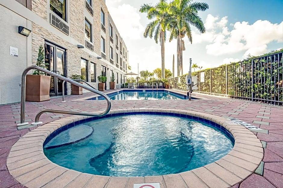 Clewiston Hotel | 2-Star Hotel ∙ Holiday Inn Express Hotel & Suites Clewiston, an IHG Hotel