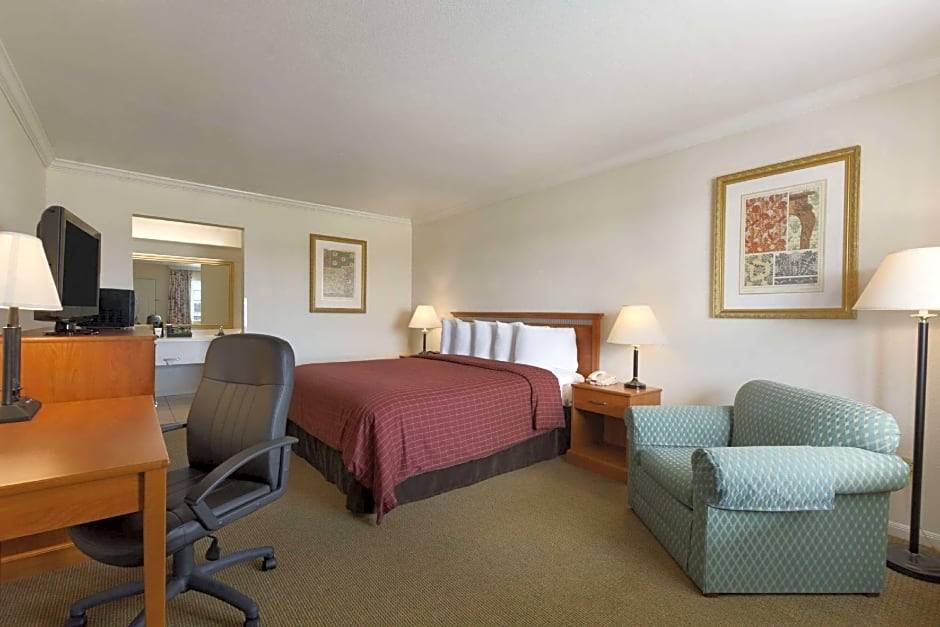 Beaumont Hotel | 2-Star Hotel ∙ Howard Johnson by Wyndham Beaumont
