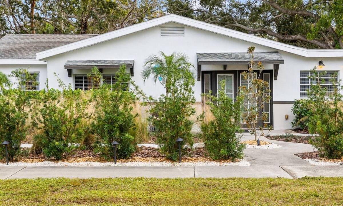 Ballast Point House | 2025 Reno!Spacious 4Bedroom, Hot Tub, Putting Green & Fire Pit near MacDill!