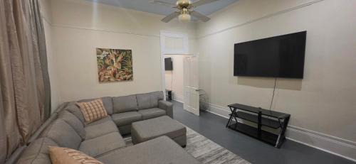 South 7th Ward Apartment | 2BR Penthouse On Claiborne