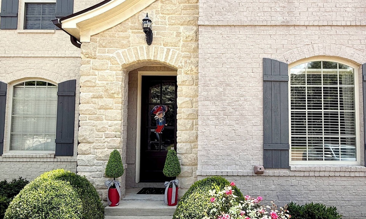 Oxford House | 2pm check in/12pm check out. Sleeps 8, 3 Bedrooms,3.5 baths & 2miles from campus
