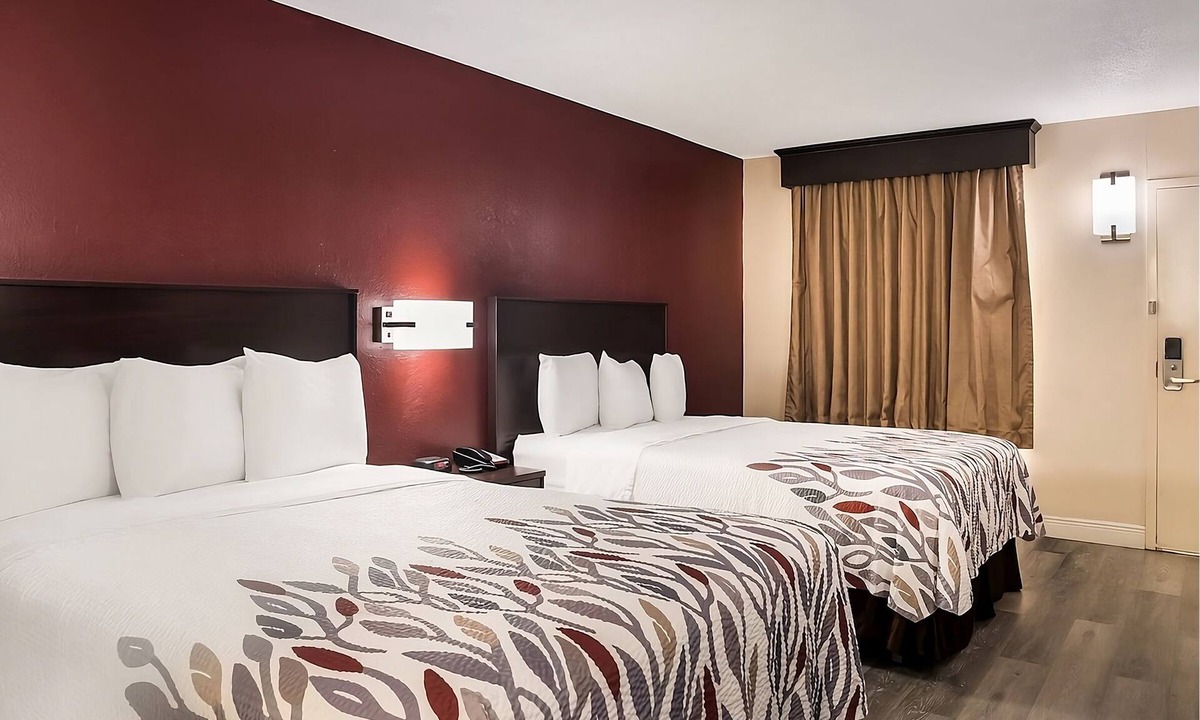 Tupelo Hotel | 3 Affordable Units Near Tupelo Buffalo Park & Zoo | Pets Allowed | FREE Parking!
