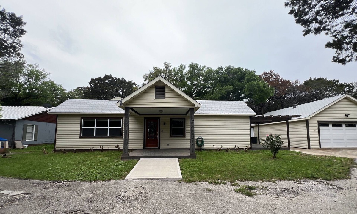 Clifton House | 3 bed, 2 bath walking distance from Lake Whitney and the Whitney Ridge resort!