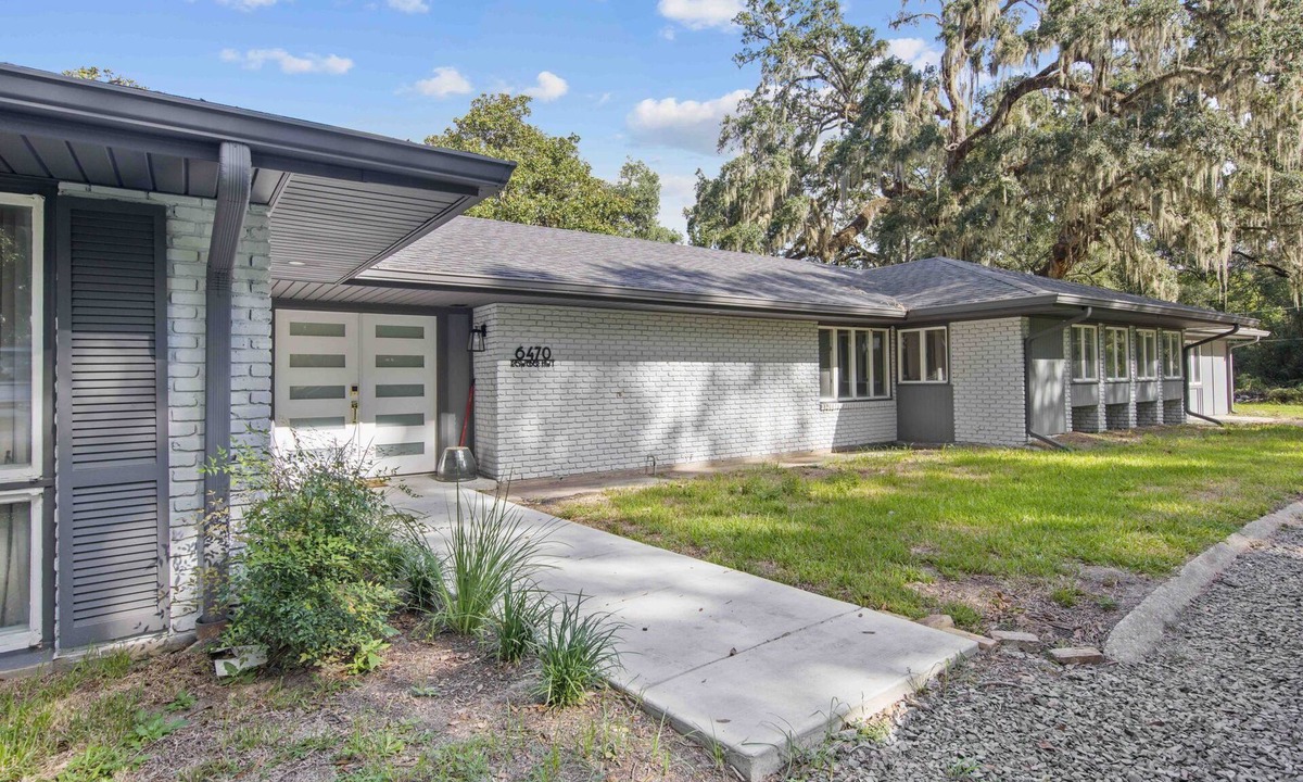 St. Martinville House | 3-bedroom, 4 1/2 baths, house with WiFi, AC in wooded area in Saint Martinville