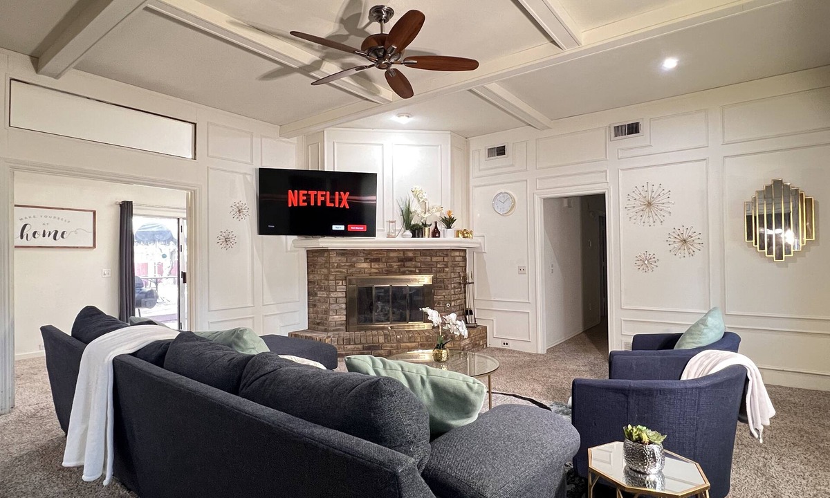 Plano House | 3-bedroom Family Sized home w/King Bd, Game Room + Lounge Room, Sleeps 8