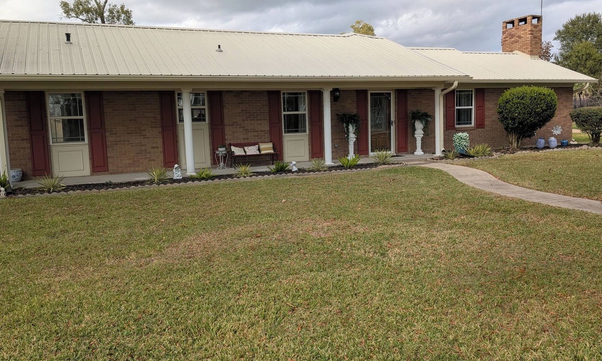 Orange House | 3-bedroom house in fabulous Orange with AC and inviting pool for relaxing stays