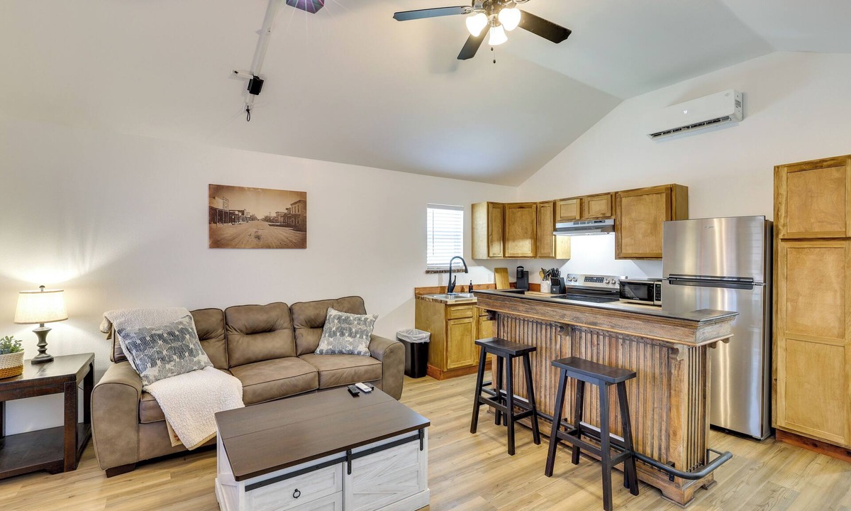 Joaquin Cabin | 3 Mi to Sabine River: East Texas Cabin Hideaway