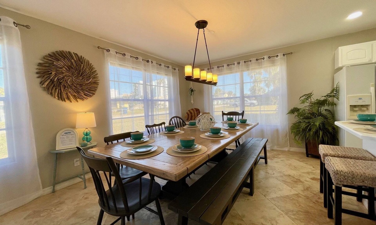 Daytona Beach House | 3 Min Walk to Beach- Arcade- 2 Living Rooms- 2 Kitchens-