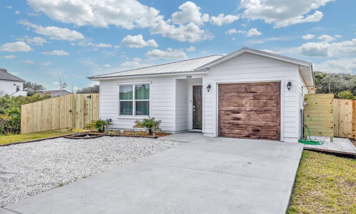 Butler Beach House | 3 minute walk to the beach, outdoor shower, pet friendly, close to downtown