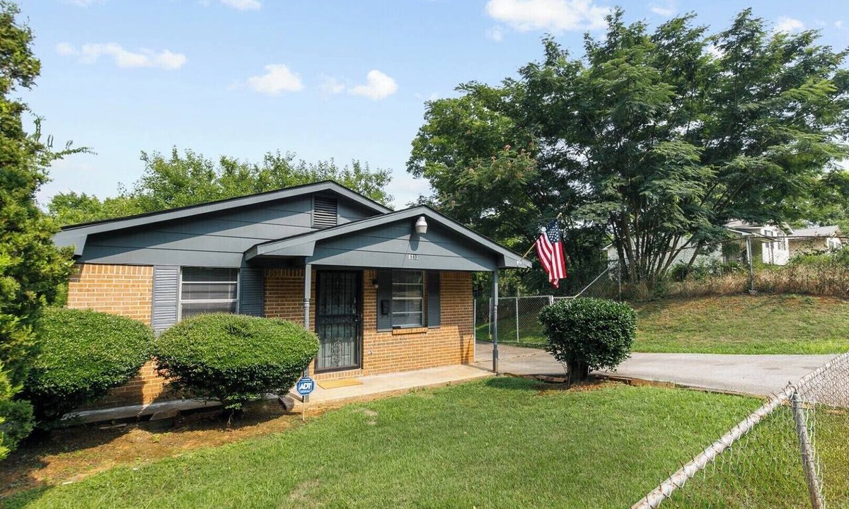 Norwood House | 32nd Street Retreat | Downtown/Backyard/Parking