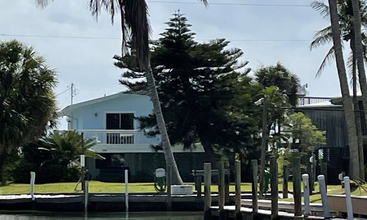 Placida House | 3bd 3ba Island Oasis Beach Front with a dock-Perfect Event space
