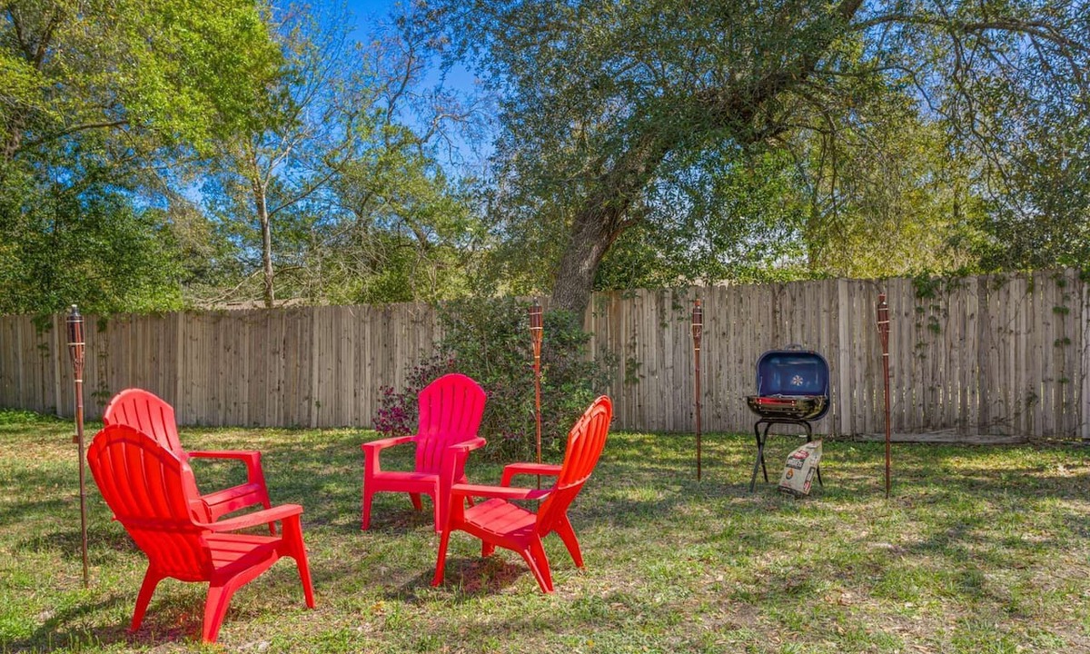 Southside House | 3BR Dog-Friendly Home w/Fenced Yard Near River & Golf