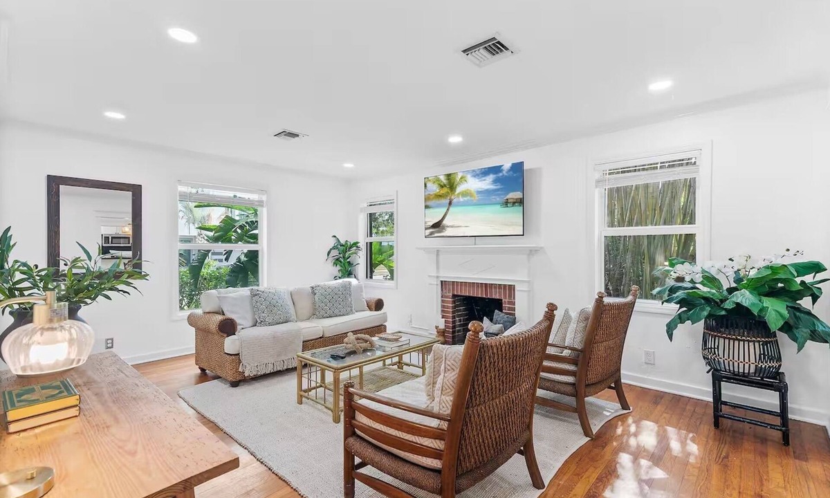 Old Northwood Historic District House | 3BR Tropical Oasis w/Hot Tub & Backyard BBQ West Palm Beach