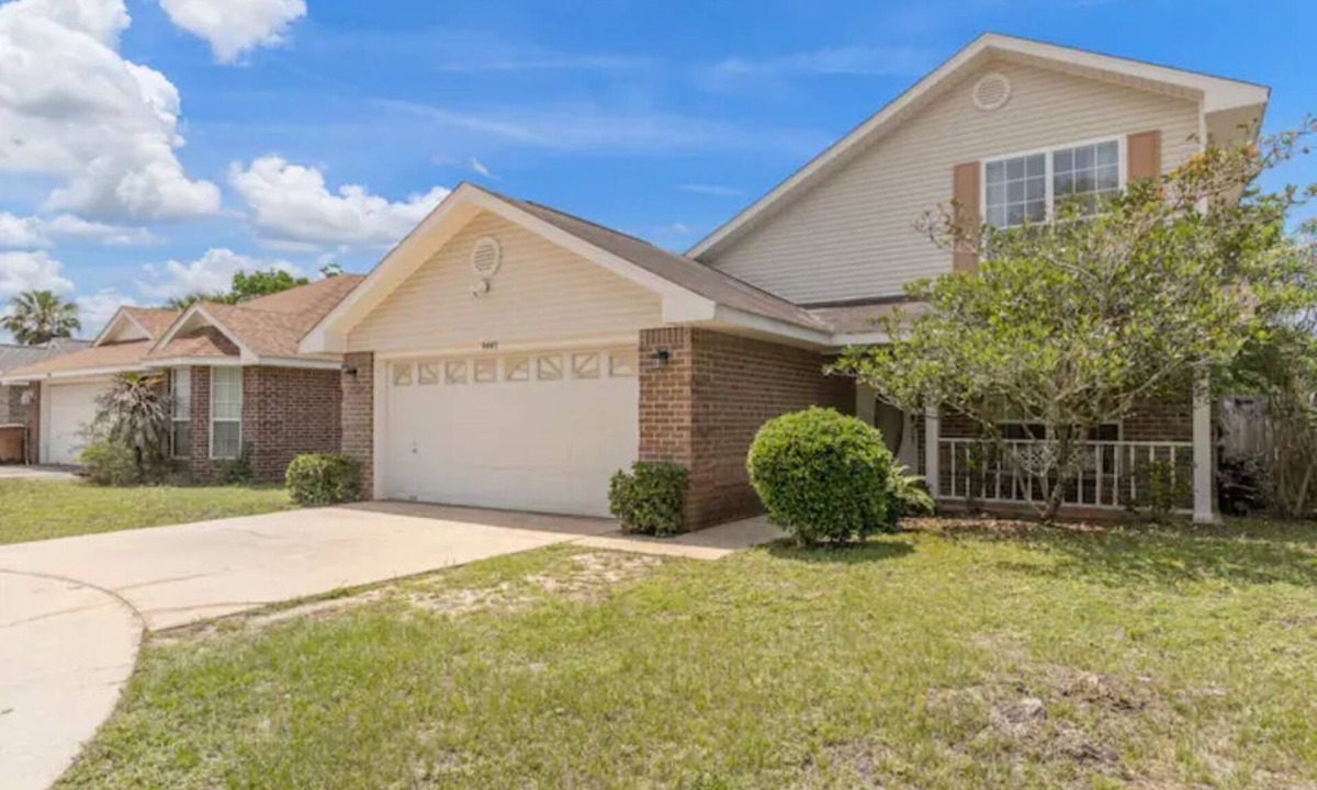 Navarre House | 4 bedroom house with large backyard close to Navarre Beach!
