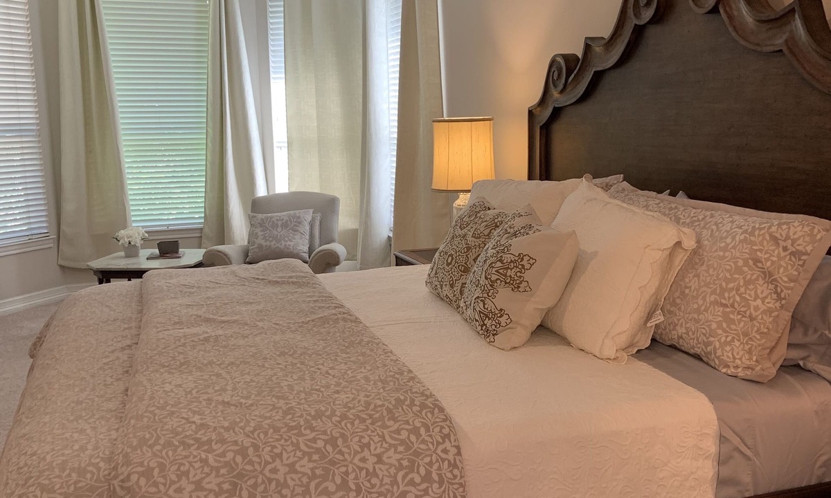 Paris House | 4 BR Spacious Luxury Home, 3 beds are King, perfect for executives or a family