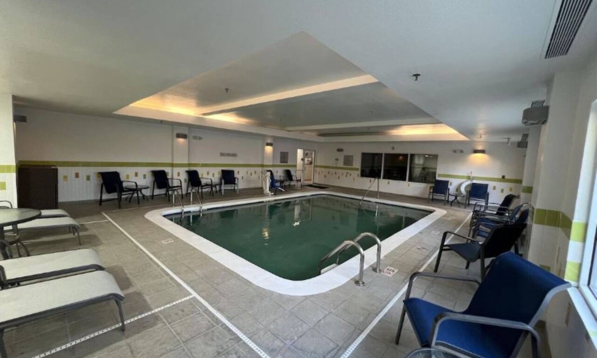 South Baton Rouge Hotel | 4 Great Location Units w/Pool Near LSU, Downtown, Zoo & Blue Bayou Water Park
