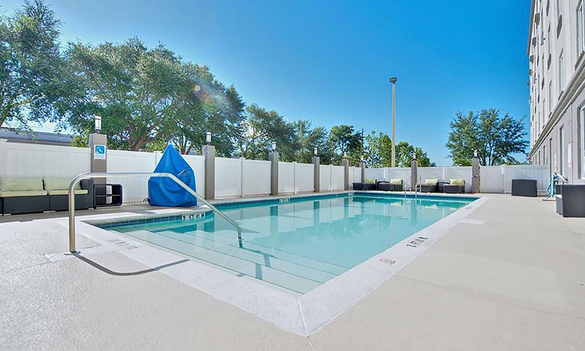 Orlando Hotel | 4 Leisure Orlando Rooms| 10-Mins to Airport | Pool Access & Pets are Welcome